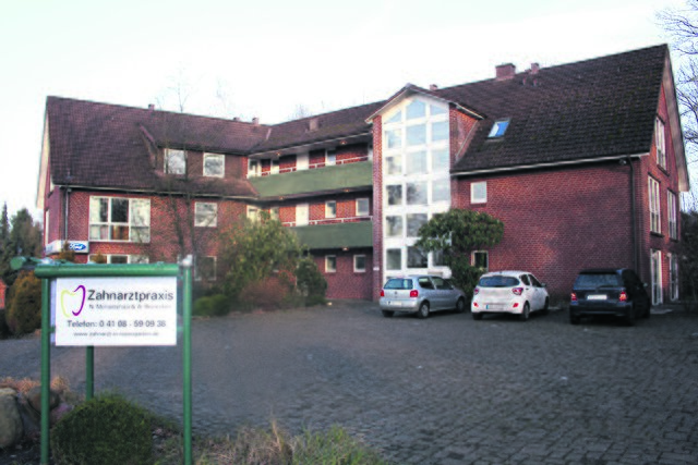 Das Apartmenthaus: Im Gebäudeflügel ganz links praktiziert der Zahnarzt, rechts sollen die Flüchtlinge wohnen