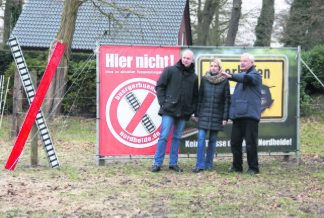 Ortstermin in Vierhöfen (v. re.): "Bürgerbündnis"-Sprecher Eberhard Leopold zeigt Svenja Stadler und Markus Beecken den möglichen Verlauf der Y-Trassenvariante