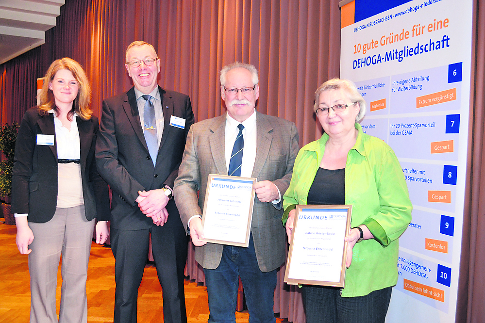 Christoph Prigge (2. v. li.) und Cordula Niehoff (li.) zeichneten Sabine Küster-Ursic (Ferien auf der Heid") und Johannes Schuster (Gasthaus "Zum Kiekeberg") mit Silbernen Ehrennadeln für 25-jährige Mitgliedschaft aus