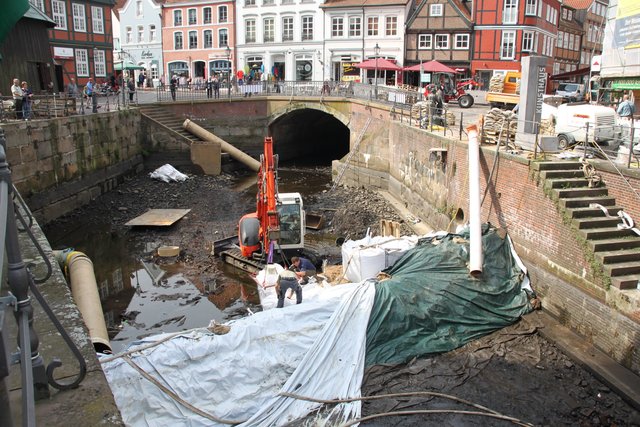 Zur Sanierung der Hudebrücke wurde das alte Stader Hafenbecken trockengelegt