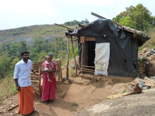 Mit der Spende für der Indienhilfe wird für diese Familie in Kerala ein befestigtes Haus gebaut | Foto: AEG