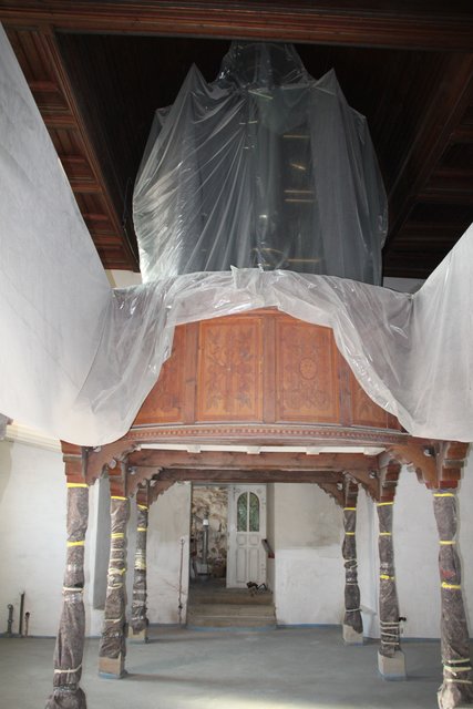 Zum Schutz vor Baustaub wurde die Kirchenorgel mit Folie verhüllt
