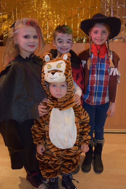 Feierten mit: Die Geschwisterpaare Ida (6) und Erik (2) sowie Joscha (6) und Lia (8)