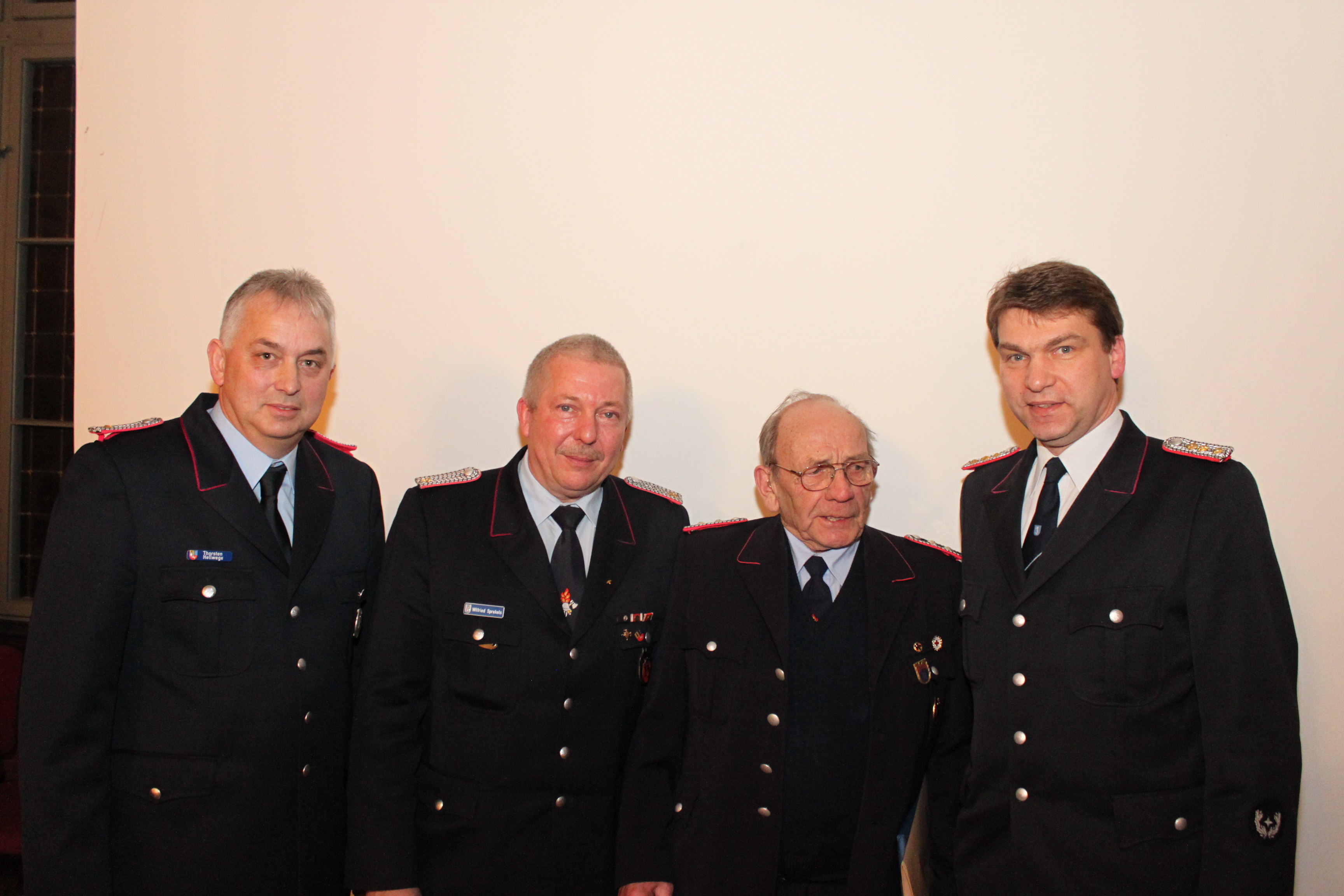 Gratulierten Klaus Müller (3. v. li.) zu seiner 60-jährigen Mitgliedschaft: (v. li.) der stellvertretende Kreisbrandmeister Thorsten Hellwege, Vize-Stadtbrandmeister Wilfried Sprekels und Stadtbrandmeister Klaus-Daniel Ney