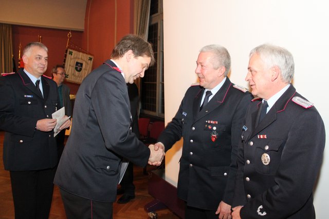 Handschlag: Stades Stadtbrandmeister Klaus-Daniel Ney (li.) gratuliert seinem Stellvertreter Wilfried Sprekels aus Wiepenkathen zum Hauptbrandmeister