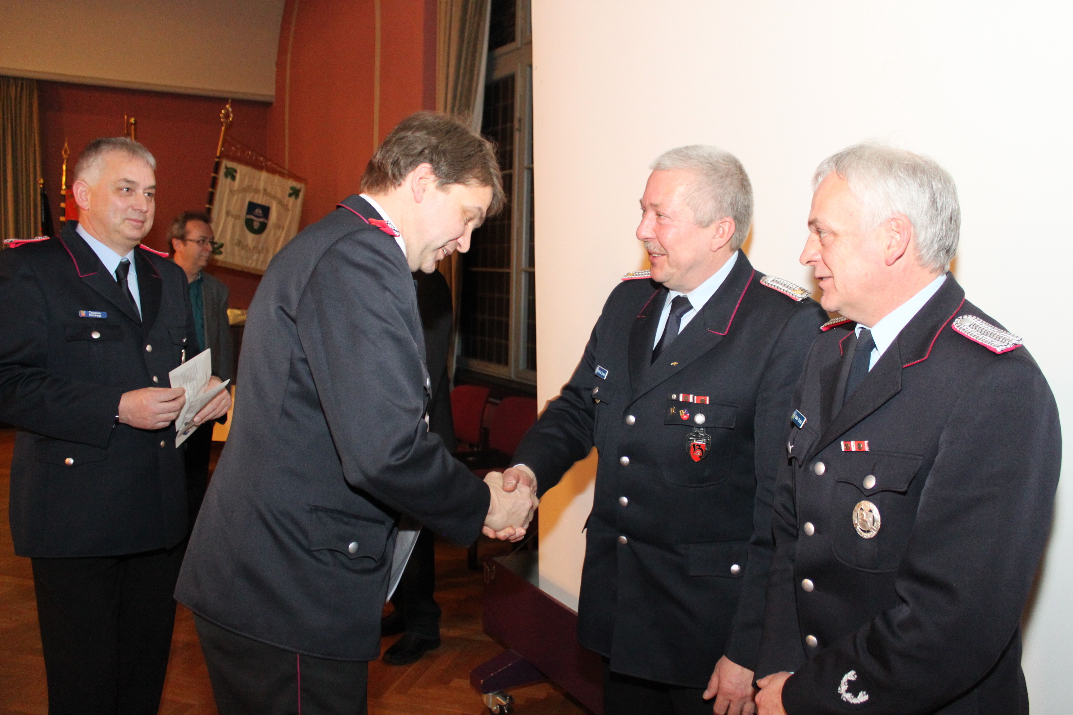 Handschlag: Stades Stadtbrandmeister Klaus-Daniel Ney (li.) gratuliert seinem Stellvertreter Wilfried Sprekels aus Wiepenkathen zum Hauptbrandmeister