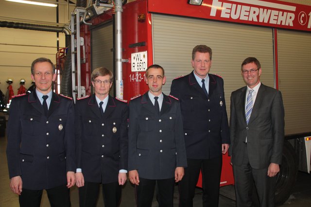 Nach der Wahl (v. li.): Gemeindebrandmeister Stephan Martens, Klaus Rabeler, Christian Suhrbier, Jörn Storjohann und Bürgermeister Uwe Sievers | Foto: Köhlbrandt