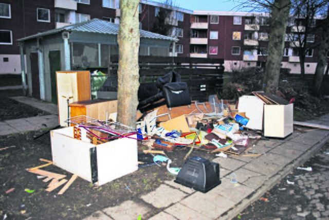 Immer wieder werden hier an der Jorker Straße illegal Müllberge abgeladen