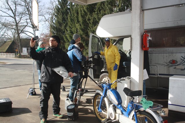 Entertainer Roberto Blanco stand in Bendestorf im knallgelben Overall für einen Werbespot vor der Kamera