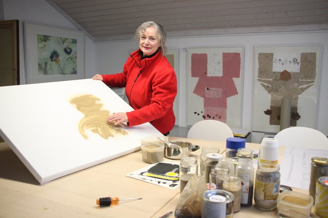 Sand auf Leinwand: Marie Schirrmacher-Meitz arbeitet an einem extravaganten Gemälde