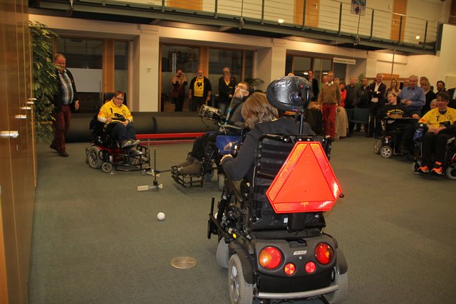 Die "Stader Füchse" spielen Hockey mit Elektrorollstühlen
