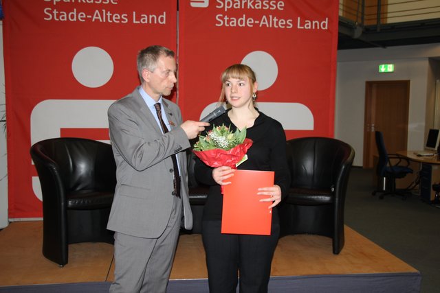 Wolfgang von der Wehl, Öffentlichkeits-Mitarbeiter der Sparkasse Stade-Altes Land mit der Ausnahme-Schwimmerin Nancy Arnold
