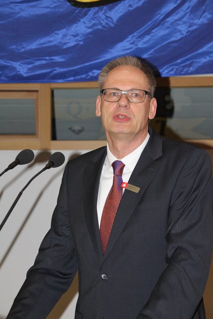 Sparkassenvorstand Wolfgang Schult begrüßte die Sportler in der Kundenhalle