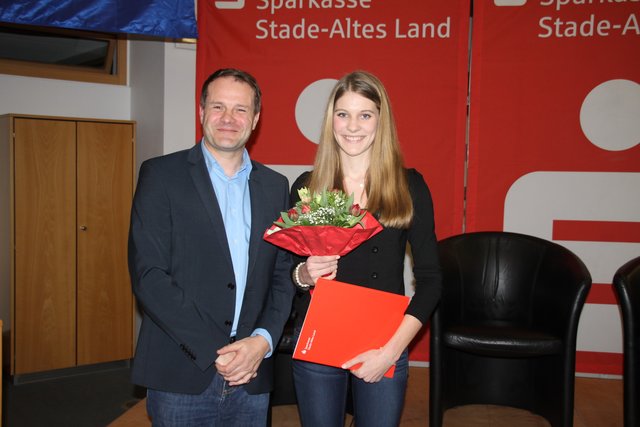 Stades Kulturmanager Dr. Andreas Schäfer überreichte Blumen und eine Ehrenurkunde an die Spitzen-Leichtathletin Sara Hannemann