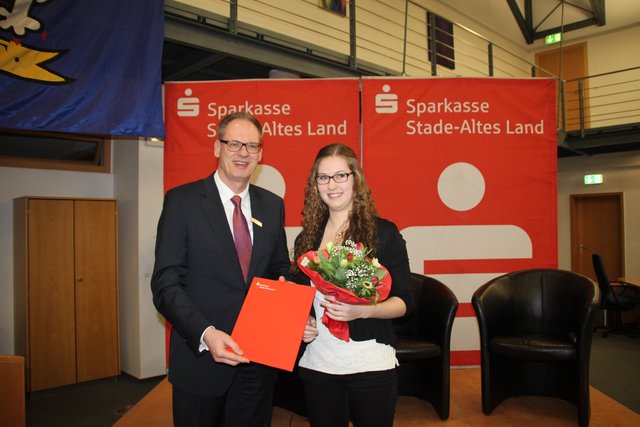 Sparkassenvorstand Wolfgang Schult beglückwünschte die Leichtathletin Kathleen Bommann
