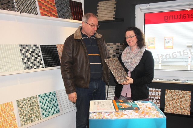 Katja Gebert beriet Anton Baginski im Fliesen- und Mosaik-Fachgeschäft "Mosako Baukeramik" über Gestaltungstrends