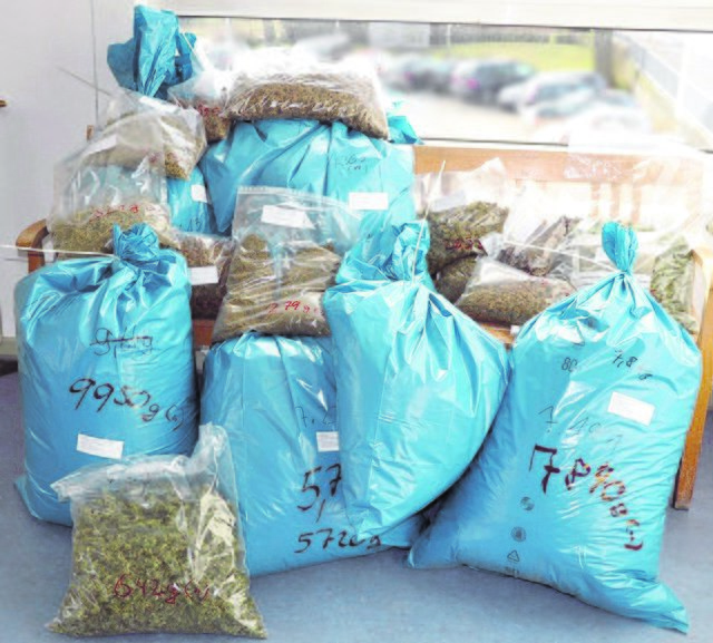Schwer zu schleppen hatten die Beamten bei der Sicherstellung der gefundenen Drogen