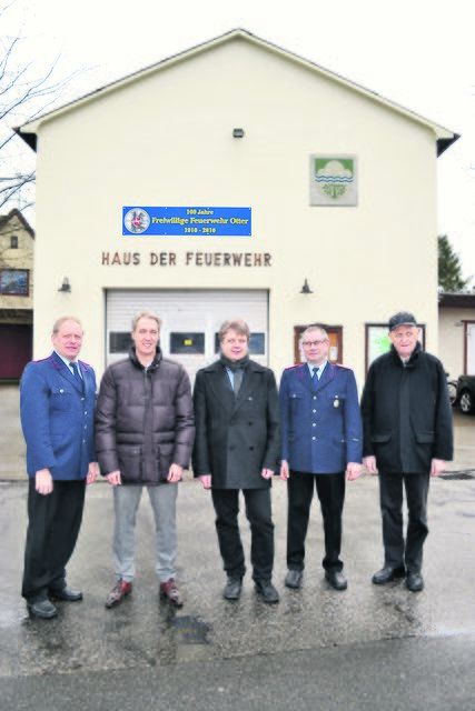 Vor dem alten Feuerwehrhaus (v. li.): Ortsbrandmeister Klaus Meinecke, Samtgemeinderat Stefan Walnsch, Samtgemeinde-Bürgermeister Dr. Peter Dörsam, der stv. Ortsbrandmeister Klaus Böttcher und Otters Bürgermeister Herbert Busch
