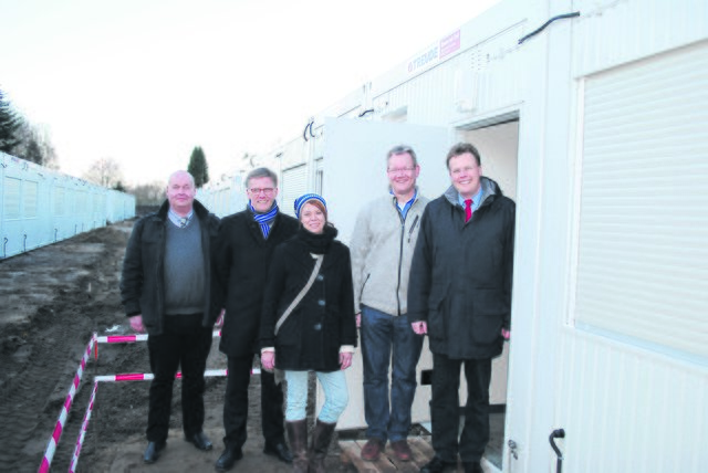 Zeigten den Bürgern die neuen Unterkünfte (v. li.): Marc Pörsch (Human Care), Johannes Freudewald, Sozialarbeiterin Angela Rehaag, Pastor Markus Kalmbach und Superintendent Christian Berndt | Foto: thl