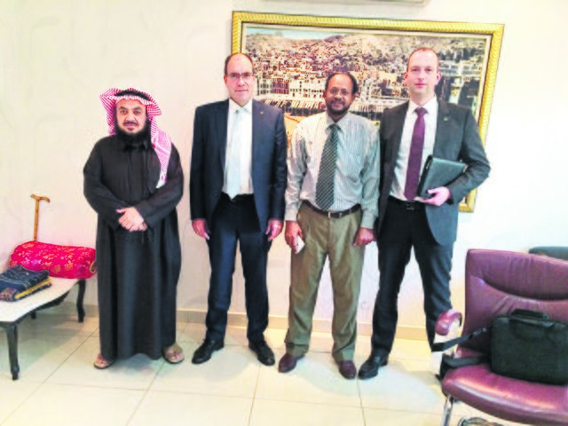 „Elbe Obst“-Vertriebschef Frank Döscher (2.v.li.) sowie Verkaufsleiter Björn Wieneke (re.) trafen sich in Saudi-Arabien zu Sondierungsgesprächen mit Händlern