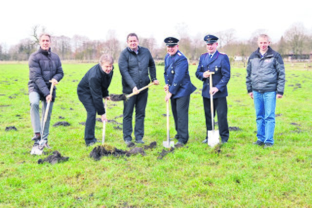 Nahmen den ersten Spatenstich fürs Feuerwehrhaus Otter vor (v. li.): Samtgemeinderat Stefan Walnsch, Samtgemeinde-Bürgermeister Dr. Peter Dörsam, Architekt Martin Menzel, Ortsbrandmeister Klaus Meinecke, sein Stellvertreter Klaus Böttcher und Bauunternehmer Rainer Behrens