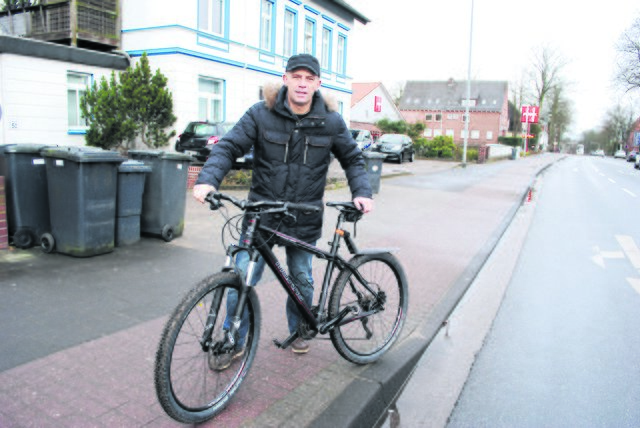 Beispiel Harsefelder Straße: Eine Fahrt auf den vom Bordstein abgetrennten Radwegen ist aufgrund der abgesenkten Einfahrten ein ständiger Wellenritt.