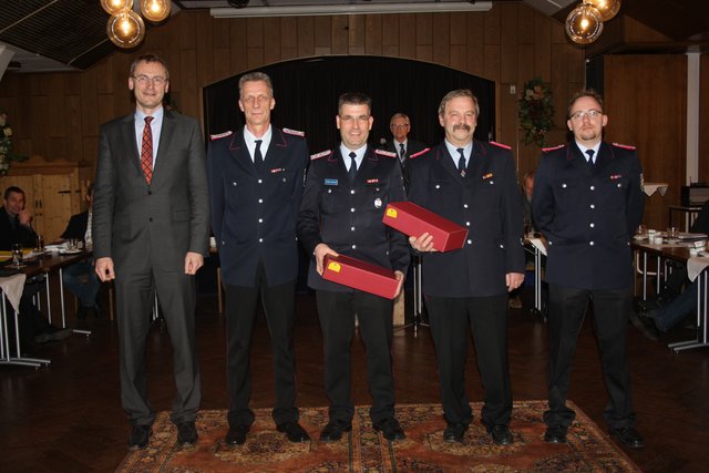 Dirk Seidler (l.) bedankte sich bei den ausscheidenden Feuerwehrkräften