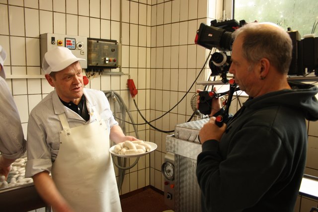 Frisch hergestellt: Olaf Cordes präsentiert eine süddeutsche Spezialität aus Jesteburg