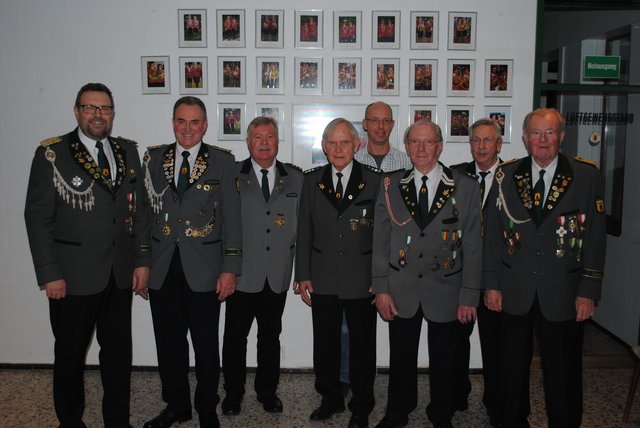 Für ihre Treue ausgezeichnete Mitglieder der Schützenkompanie Salzhausen (v. li.): Karl-Heinz Främbs, Eckhard Eichhorn, Bernhard Müller, Ludwig Köster, Bernd Hintze, Gerhard Bergmann, Udo Hahn und Wilhelm Meinberg. Es fehlen Rainer Kloodt und Wolfgang Stolz.
