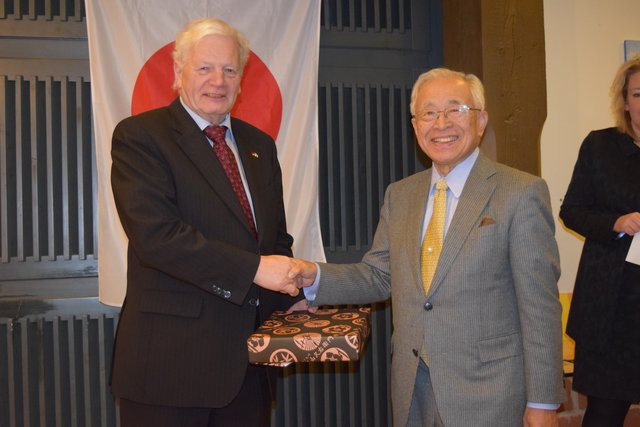 Ein Akt der Freundschaft: Die japanischen Besucher hatten für die Deutschen Freunde Gastgeschenke mitgebracht, die hier von Yukio Kurita an Bodo Beckedorf übergeben werden