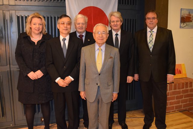 Im Marstall wurde vergangenen Freitag zu einer Feierstunde gebeten. Mit dabei: Andrea Lentz, Yasushi Fukagawa, Bodo Beckedorf, Yukio Kurita, Uwe Harden und Wilfried Rieck (v. li.)
