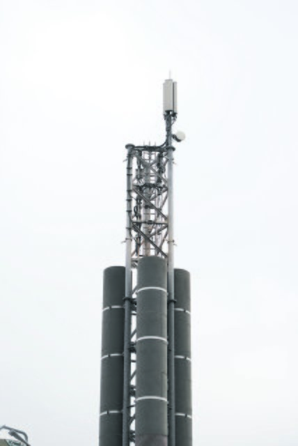 Die Antenne auf dem Schornstein soll u.a. mit Schuld daran sein, dass es zu Geruchsbelästigungen kommt