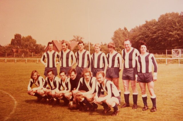 Walter Mede (hi. 2. v. re.) trat ab und zu in der Schiedsrichter-Fußballmannschaft des Landkreises Stade des runde Leder | Foto: Mede privat
