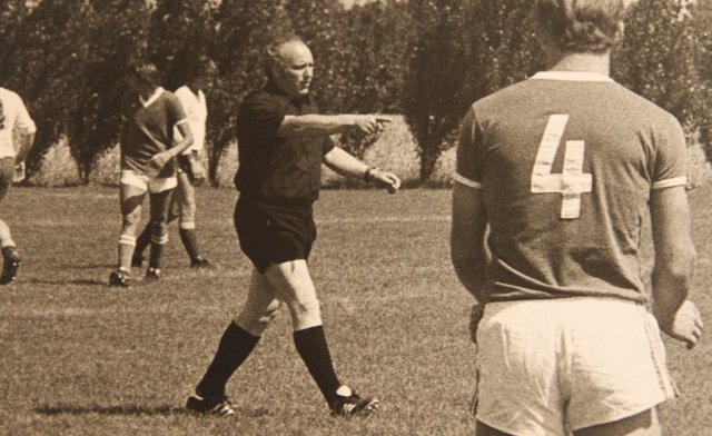 Schiedsrichter Walter Mede vergibt bei einem Spiel in den 1970er Jahren in Bützfleth einen Elfmeter-Strafstoß | Foto: Mede privat