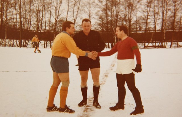 Schiedsrichter-Einsatz im Schnee: Walter Mede (Mitte) kurz vor Spielbeginn auf dem Fußballfeld "Auf der Horst" in Stade | Foto: Mede privat