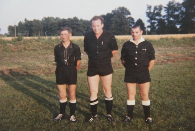 Aus dem privaten Fotoalbum: Walter Mede (Mitte) mit seinen Schiri-Kollegen Gerd Malonke (li.) und Otto Pilokat (†) | Foto: Mede privat