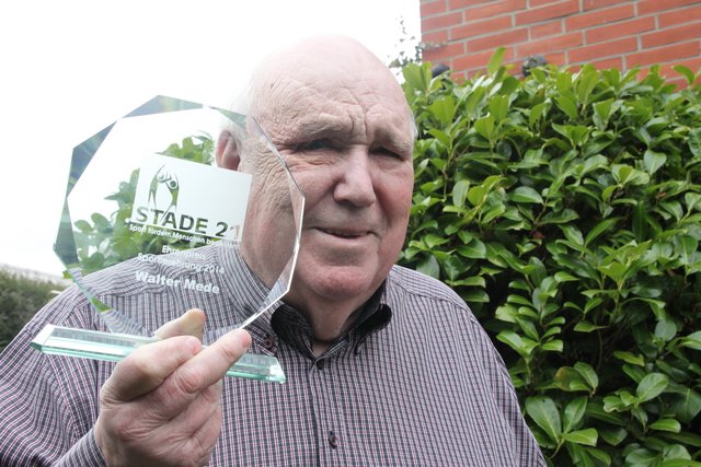 Stolz auf den Ehrenpreis für Fairness der Sportfördergemeinschaft "Stade 21" für Walter Mede