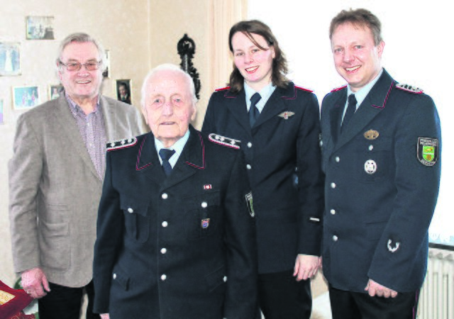 Bei der Ehrunge: Henry Wübbe (vorn) mit Ortsbürgermeister Adolf Wendt (li.), Enkelin Christina Wübbe und Ortsbrandmeister Andreas Kaska