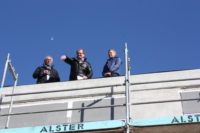 Da flog das Schnapsglas: Philipp (li.) und Jens Moetefindt (re.) mit Aloys Althoff (Althoff Industrie- und Verwaltungsbau)