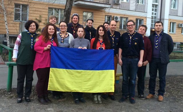 Zu Besuch in Kiew: Niklas (3.v.re.) und Hendrik (3.v.li.) beim Vorbereitungstreffen zum deutsch-ukrainischen Pfadfinder-Austausch mit der Nationalfahne des Landes