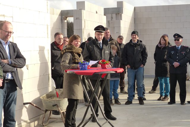 Bei der Grundsteinlegung in Riensförde: (Mitte v. li.): Bürgermeisterin Silvia Nieber und Stadtbrandmeister Klaus-Daniel Ney | Foto: Feuerwehr Stade