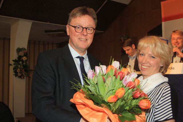 Blumen zum Erfolg: Michael Grosse-Brömer gratuliert Britta Witte nach ihrer Wahl zur CDU-Kreisvorsitzenden