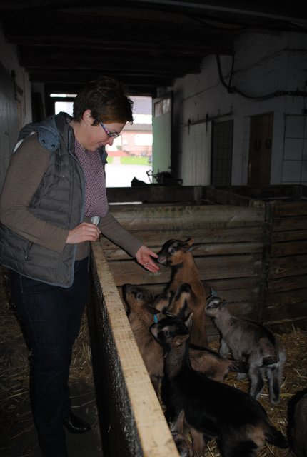 Annette Alpers-Tipke mit dem Ziegen-Nachwuchs