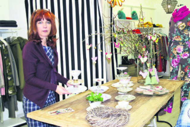 Iris Wolf zeigt Etageren aus Sammeltassen, die von einem Untermieter bei "Wolf & Wolf" ausgestellt werden | Foto: wd