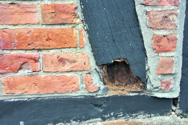 Das Fachwerk an der Westseite ist teilweise morsch