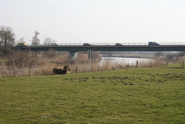 Historische Flussquerung: die Ostebrücke verbindet die Landkreise Stade (li.) und Cuxhaven. Zuvor gab es an gleicher Stelle eine Fähre