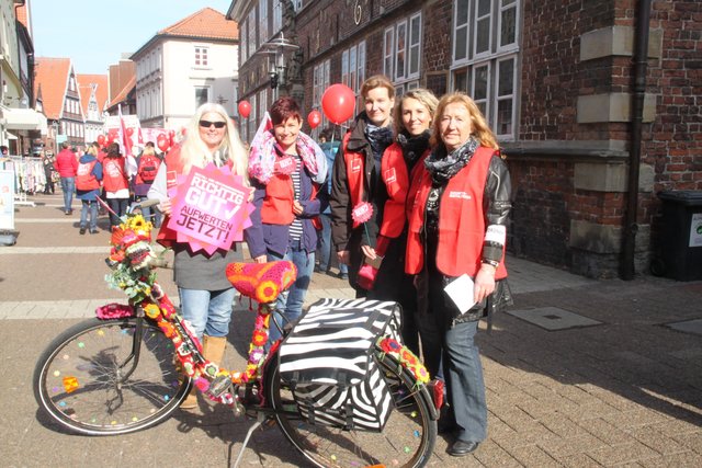 Himmelpfortens Samtgemeinde-Jugendpflegerin Claudia Pernak (li.) mit Erzieherinnen aus Osterholz-Scharmbeck vor dem Stader Rathaus