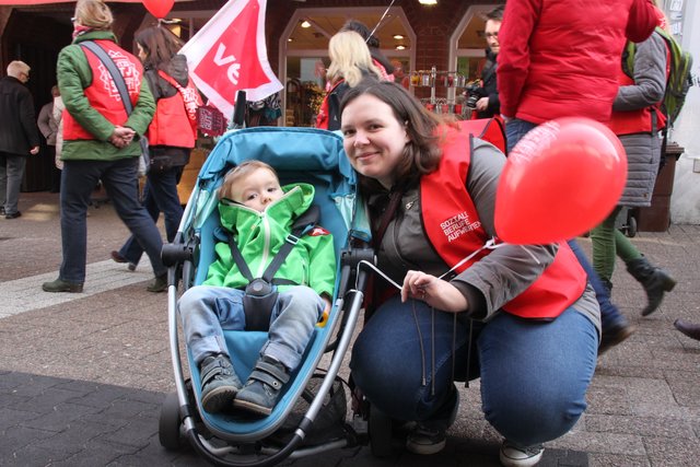 Erklärte sich mit den Demonstranten solidarisch: Informatikerin Jana Mehl aus Stade mit Sohn Arian
