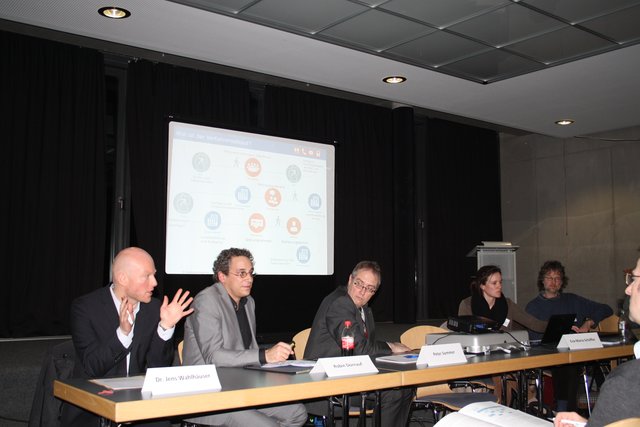 Dr. Jens Walhäuser und Robin Dornauf (Bundesnetzagentur), Peter Sommer ( Moderator und Samtgemeidebürgermeister) sowie Eva-Maria Schäffer und Laurenz Bockemühl (Tennet) beantworteten Fragen der Zuhörer