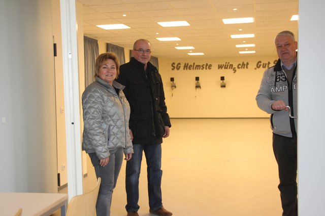 Eine Schiebetür trennt den Veranstaltungsraum vom Schießstand (hi.). "Eine praktische Idee", finden Vize-Bürgermeisterin Marianne Wiebusch, Ortsbrandmeister Helmut Höft und der Vorsitzende des Heimatvereins, Reiner Klintworth (re.)